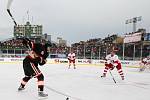 Chicagský Dave Bolland (vlevo) napřahuje na branku Detroitu.