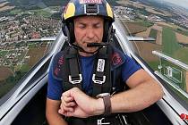 Martin Šonka v kokpitu při akrobatickém letu nad táborským letištěm.