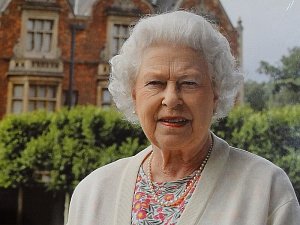 Královna Alžběta II. u zámku Sandringham