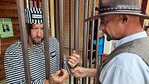 Trestanec Jack kope ve westernu v Boskovicích strouhu. Lidé mu nosí řízky.