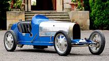 Bugatti dřív dělalo opravdu velká autíčka pro děti. Toto se nedávno dražilo za téměř dva miliony korun.