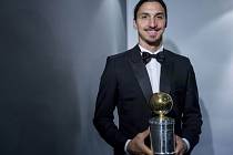 Zlatan Ibrahimovic se Zlatým míčem pro nejlepšího švédského fotbalistu.