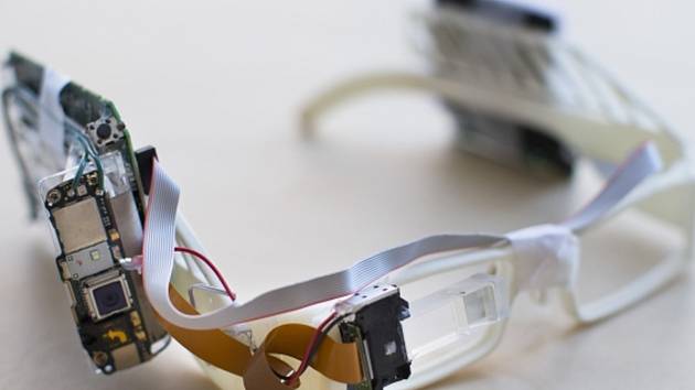 Google představil obroučky a sluneční brýle pro Google Glass - Deník.cz