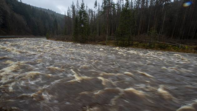 Deště slábnou. Hladiny řek klesly, na řadě míst zůstávají povodňové stupně