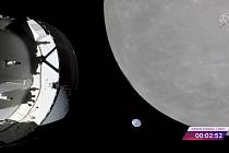 Kosmická loď Orion dosáhla Měsíce, obletěla jeho odvrácenou stranu a k jeho povrchu se přiblížila na zhruba 130 kilometrů, napsala agentura AP. Na snímu NASA vlevo Orion, vpravo Měsíc, uprostřed Země