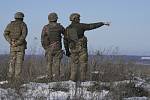 Ukrajinští vojáci poblíž města Popasna v Luhanské oblasti na východě země, 14. února 2022.