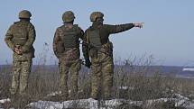 Ukrajinští vojáci poblíž města Popasna v Luhanské oblasti na východě země, 14. února 2022.