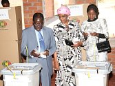 Zimbabwský prezident Robert Mugabe s chotí a dcerou u voleb.
