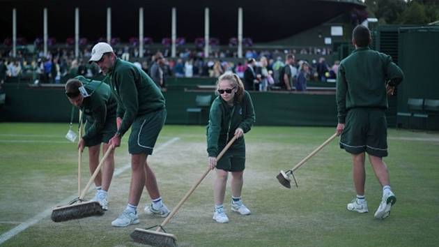 Úprava dvorce na Wimbledonu.