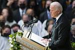 Prezident USA Joe Biden při projevu na pohřbu bývalé ministryně zahraničí Madeleine Albrightové ve Washingtonu 27. dubna 2022