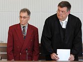 Detlef S. (vlevo) přezdívaný "německý Fritzl" byl 22. března soudem v Koblenci odsouzen ke 14,5 roku vězení a následné ochranné léčbě.