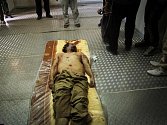 Tělo zabitého libyjského diktátora Muammara Kaddáfího bylo vystaveno v obchodním centru v Misurátě, kde bylo podle agentury AP uloženo do mrazicího boxu.