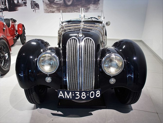 Vůz BMW 328 byl už od začátku navržený jako soutěžní model, který má dát bavorské značce sportovní image. Na snímku je BMW 328 z roku 1938 v Louwman Muzeu.