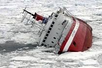 Výletní loď Explorer se potápí u pobřeží Antarktidy. 