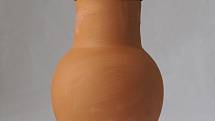 Objevte kouzlo zavlažovací technologie pomocí nádob z pálené hlíny či neglazované keramiky OLLA.