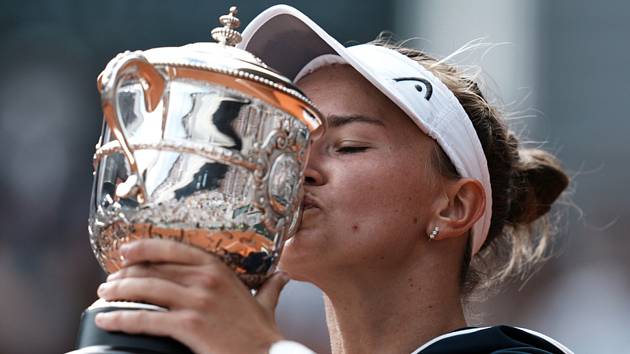 Česká tenistka Barbora Krejčíková líbá pohár po vítězství ve finále French Open.