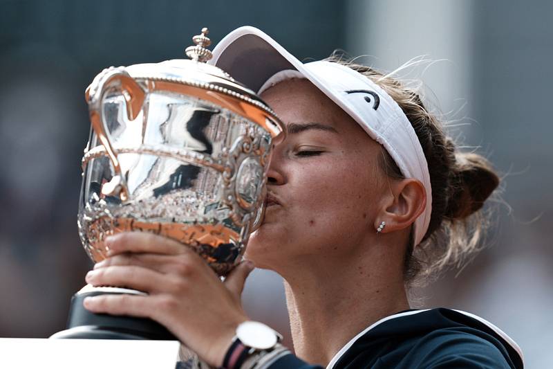 Česká tenistka Barbora Krejčíková líbá pohár po vítězství ve finále French Open.