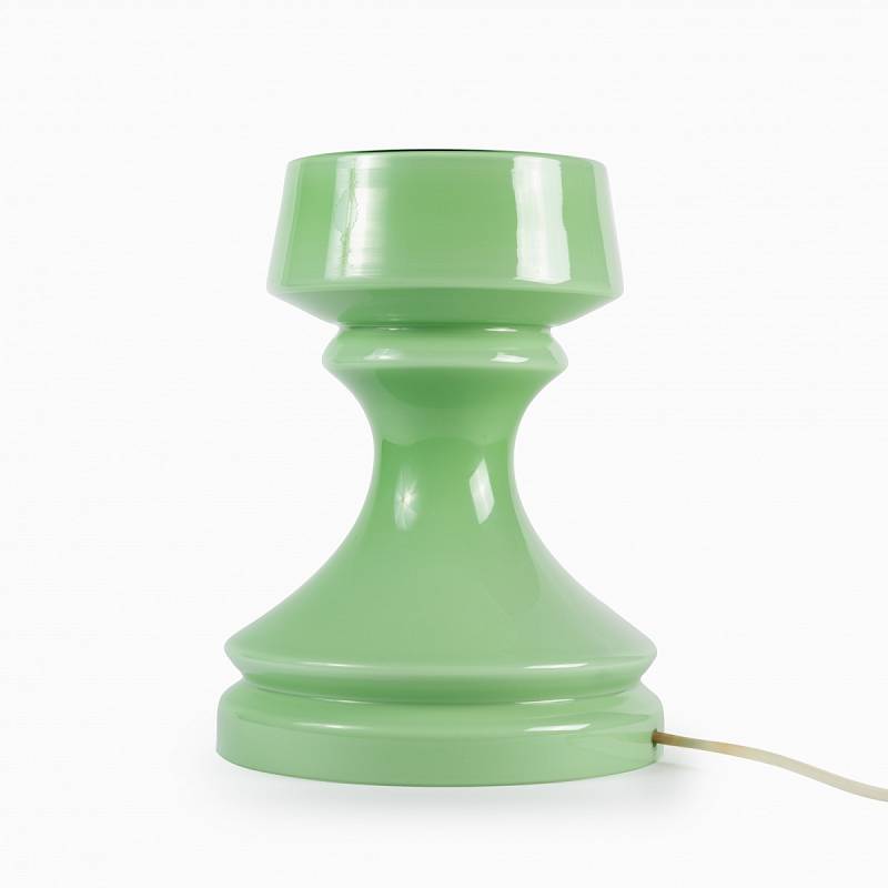 Hráškově zelená verze skleněné lampy s názvem Věž od návrháře Ivana Jakeše, který byl dlouholetým návrhářem národního podniku Osvětlovací sklo ve Valašském Meziříčí.