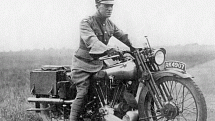 Lawrence z Arábie na motorce mezi lety 1925 a 1926