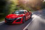 15. – 13. Honda NSX. Z 0 na 100 km/h za 2,9 s. Novou NSX pohání hybridní soustava, která využívá tři elektromotory a dvakrát přeplňovaný 3,5litrový šestiválec. Společně produkují 582 koní (428 kW) a 550 Nm.