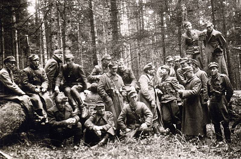 Velitelé Peremyského útvaru Ukrajinské povstalecké armády, fotografie byla pořízena 19. května 1947