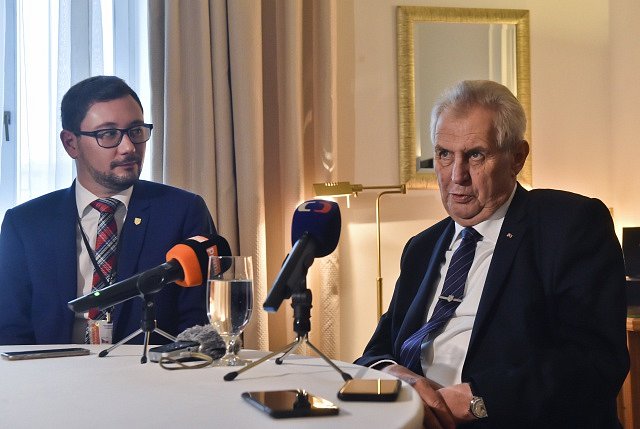 Prezident Miloš Zeman (vpravo) a jeho mluvčí Jiří Ovčáček.