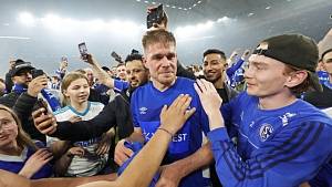 Schalke slaví návrat do Bundesligy. Simon Terodde v obležení fanoušků bezprostředně po postupu.