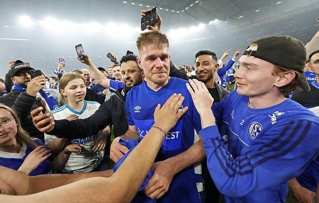 Schalke slaví návrat do Bundesligy. Simon Terodde v obležení fanoušků po postupu..