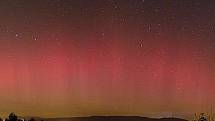 Vizuální zobrazení nabitých částic ze Slunce interagujících s magnetickým polem Země můžeme sledovat ve formě polární záře. Na snímku polární záře, jak ji zachytil 26. září 2011 Martin Gembec. 
