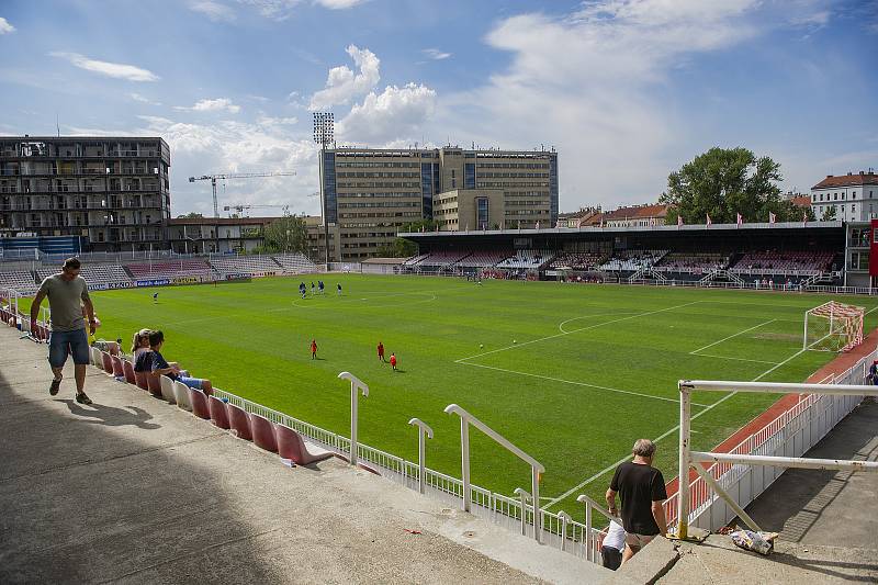 Fotbalové utkání bývalých hráčů FK Viktoria Žižkov a SK Slavia Praha k výročí 115. narozenin klubu Viktorie Žižkov 29. července v Praze. Úmorné vedro nepřitáhlo na oslavy mnoho diváků.