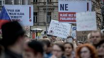 Tisíce lidí protestovaly 9. dubna na pražském Václavském náměstí proti premiérovi Andreji Babišovi.