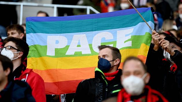 LGBT vlajka - ve světě celkem běžná věc, na stadionech v Kataru však na ni téměř nenarazíte. Své o tom ví už i americký novinář Grant Wahl.