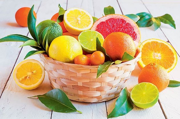 Citrony, limetky, pomeranče, mandarinky… v zimě pomohou při budování imunity, na jaře zase očistí tělo od toxinů a podpoří trávení.