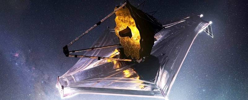Vizualizace Webbova dalekohledu ve vesmíru. Zlatě natřenou část představuje samotný teleskop, stříbrně září jeho plachta