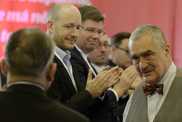 Čestný předseda TOP 09 Karel Schwarzenberg (vpravo) prochází kolem aplaudujících kolegů po svém projevu na dvoudenním celostátním sněmu strany 25. listopadu v Praze. Na snímku zleva jsou Jakub Lepš a europoslanec Jiří Pospíšil.