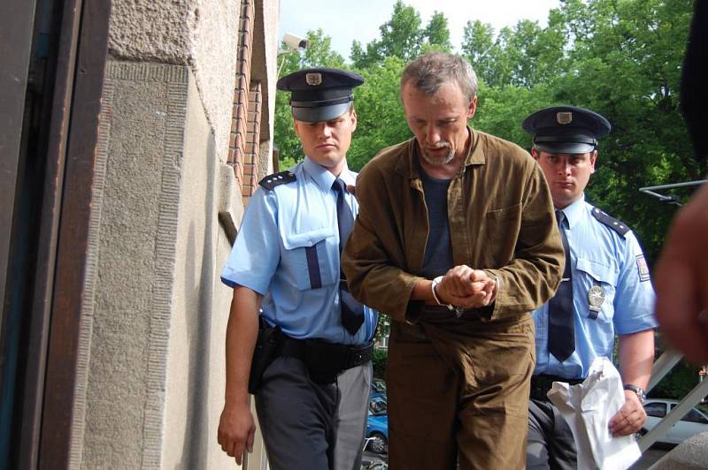 Eskorta odvádí zadrženého Slováka do hradecké vazební věznice