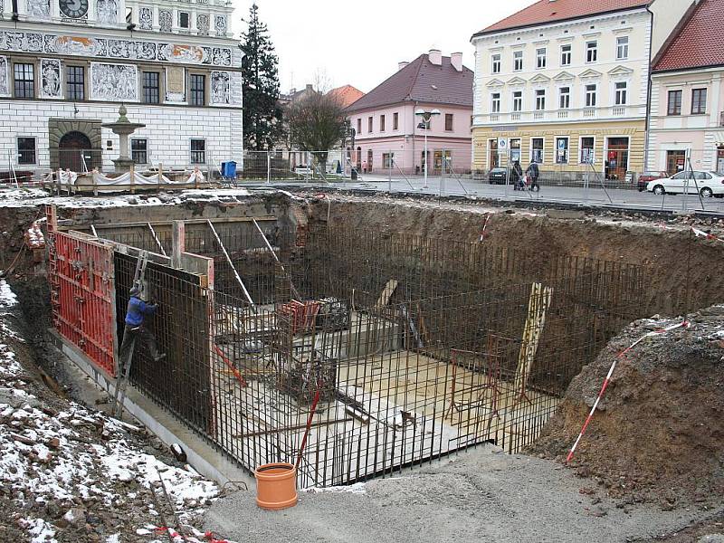 Jáma, ktrerá i ve středu 11. ledna 2012 dominovala náměstí ve Stříbře na Tachovsku, se postupně stane technologickým zázemím pro budoucí kašnu.