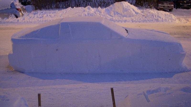 Toyota Supra postavená ze sněhu.