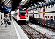 Vlak ve Švýcarsku. Ilustrační snímek