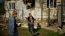 Rodina stojící před zničeným domem ve vesnici Shandrygolovo nedaleko Lymanu