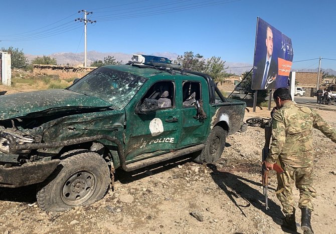 Bombový útok v Afghánistánu - Následky sebevražedného útoku spáchaného v provincii Parván poblíž předvolebního shromáždění afghánského prezidenta Ašrafa Ghaního