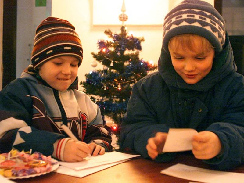 Mnozí mladší školáci už na Ježíška nevěří a uvědomují si, že vánoční dárky si dávají lidé mezi sebou.