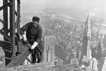 Práce na Empire State Buildingu, v pozadí Chrysler Building, 1930