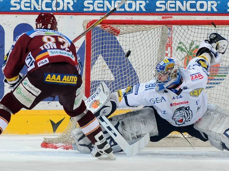 Sparta - Liberec. Petr Ton proměňuje trestné střílení.