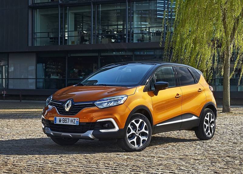 Renault Captur (-15 000 Kč u vybraých motorů). Cena: 369 900 Kč