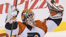 Brankář Philadelphie Flyers Biron se raduje, konečně se dočkal výhry.