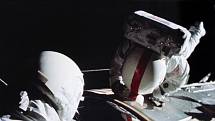 Pilot mise Apollo 16 Thomas Mattingly při jejím návratu z Měsíce na Zem při výstupu do volného vesmíru.