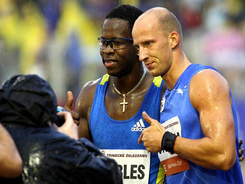 Překážkář Petr Svoboda (vpravo) skončil na Zlaté tretře na 110 m druhý za vlevo hvězdným Dayronem Roblesem.