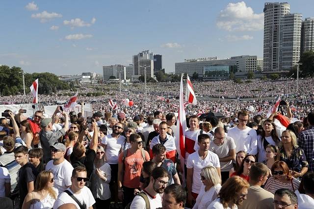 Lidé v běloruském Minsku protestují proti výsledku prezidentských voleb, které byly podle nich zfalšované.