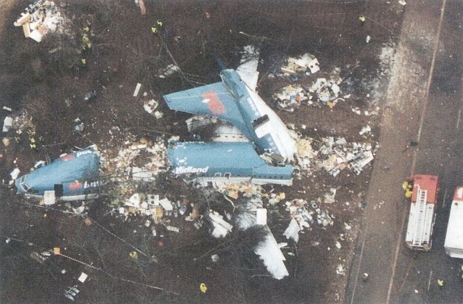 Zničený Boeing 737-400, který spadl při pokusu o nouzové přistání na dálnici M1 u Kegworthu 8. ledna 1989. Zemřelo 47 lidí.